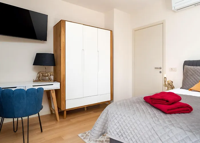 Luxury Lionea In For 10 People With Sea View & Private Pool Villa *